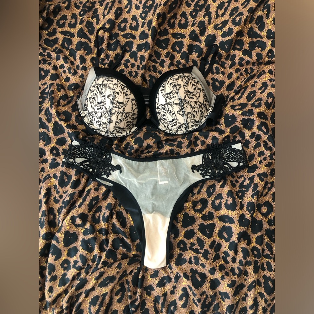 New Victoria's Secret Very Sexy push-up bra and dragon panty set 32D/M